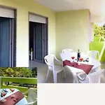 Апартаменти Retreat With Terrace Views *