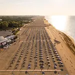 Retreat With Terrace Views Апартаменти *